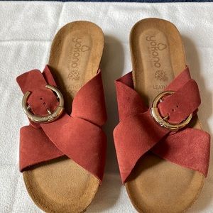 Molded leather/suede sandal with buckle and a small lift